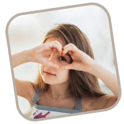fille coeur avec les doigts atelier bien-être pour enfant, les mercredis enchantés